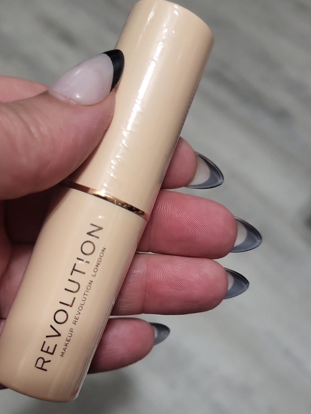 Revolution Cream Concealer Stick - F5